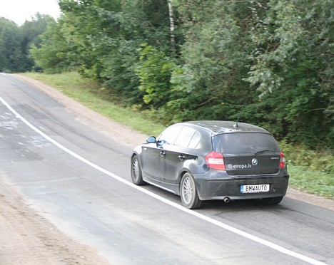 Bieži vien autoceļš Nr. 119 piedāvā tik negaidītus lecienus, ka pie lielāka ātruma var ietriekties jau nākošajā paugurā un uz ceļa atstātās skrambas l 16918