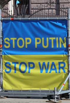 Rīgā protestē pret Krievijas karavīru seksuālo vardarbību Ukrainā 13