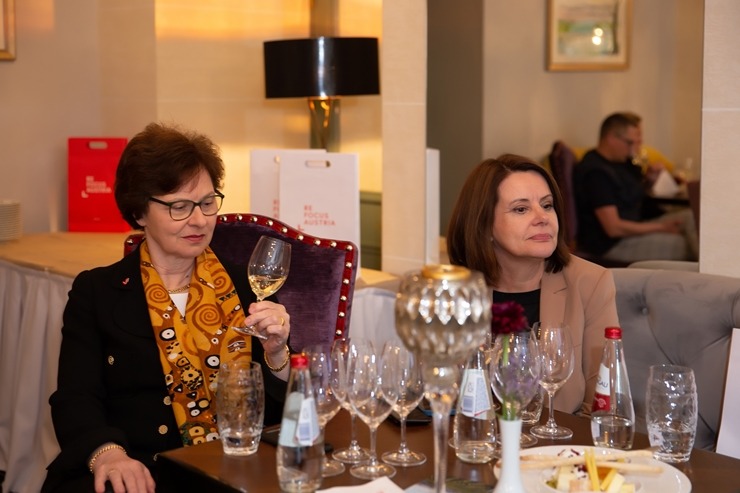 Vecrīgas 5 zvaigžņu viesnīcā «Grand Palace Hotel» degustējam kopā ar Ronaldu Pētersonu 12 Austrijas vīnus. Foto: Jānis Bērziņš 316700
