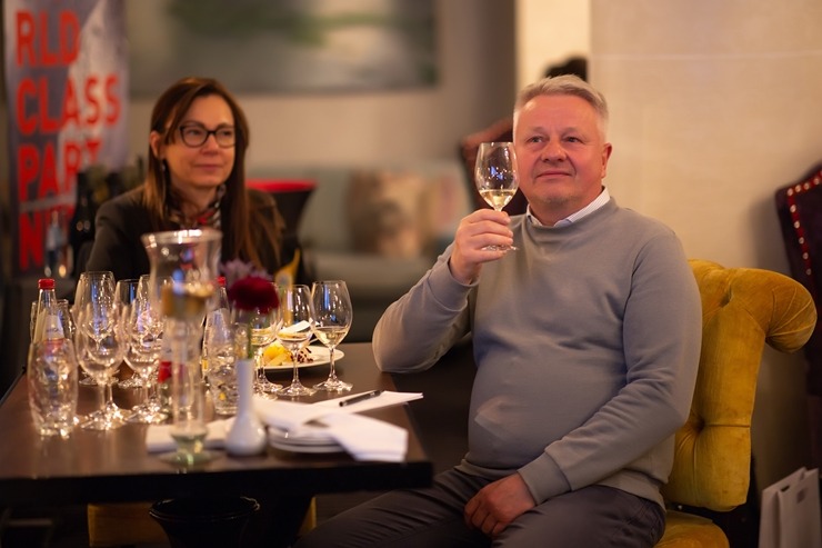 Vecrīgas 5 zvaigžņu viesnīcā «Grand Palace Hotel» degustējam kopā ar Ronaldu Pētersonu 12 Austrijas vīnus. Foto: Jānis Bērziņš 316702