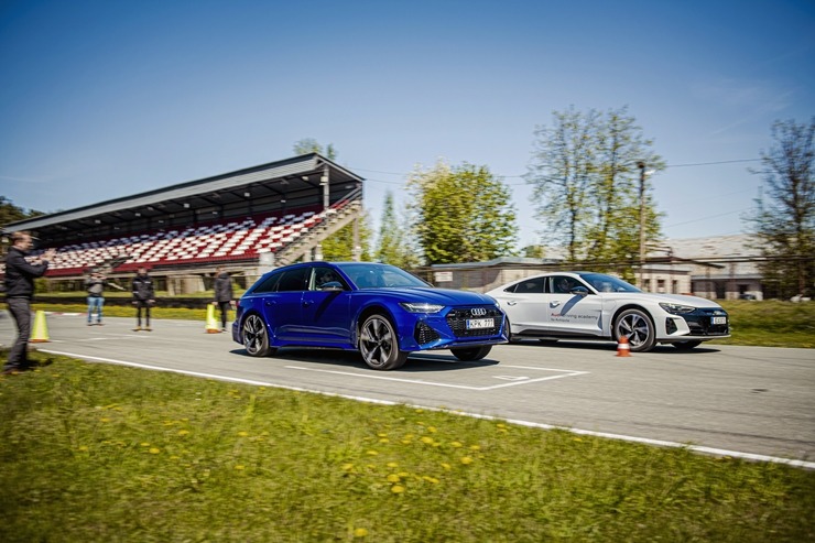 Par godu «Audi RS3» Latvijas pirmizrādei Biķernieku autosacīkšu trasē rūc motori. Foto: Audi Latvija 317203