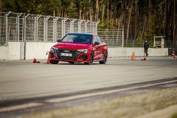 Par godu «Audi RS3» Latvijas pirmizrādei Biķernieku autosacīkšu trasē rūc motori. Foto: Audi Latvija 317204