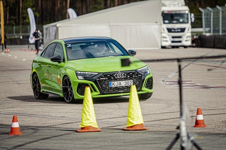 Par godu «Audi RS3» Latvijas pirmizrādei Biķernieku autosacīkšu trasē rūc motori. Foto: Audi Latvija 317207