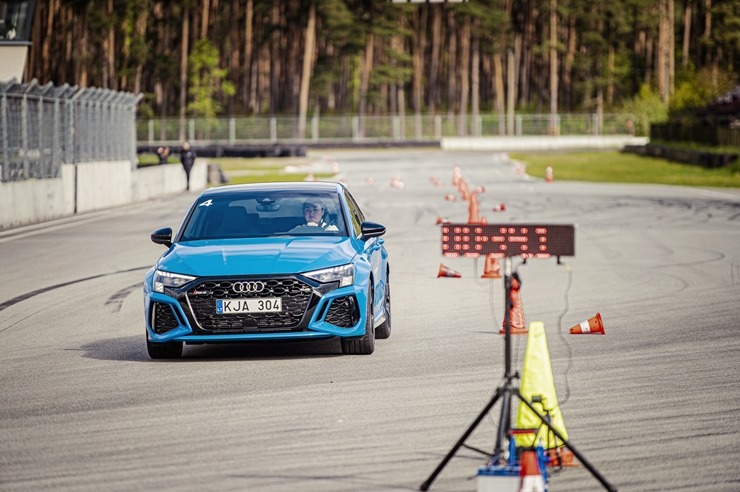 Par godu «Audi RS3» Latvijas pirmizrādei Biķernieku autosacīkšu trasē rūc motori. Foto: Audi Latvija 317208