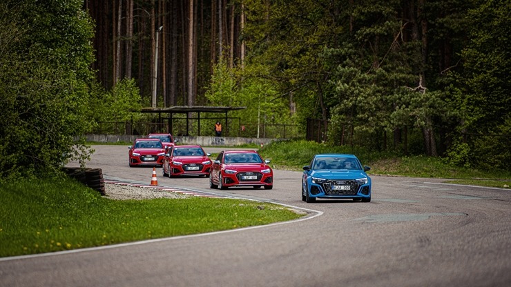 Par godu «Audi RS3» Latvijas pirmizrādei Biķernieku autosacīkšu trasē rūc motori. Foto: Audi Latvija 317209
