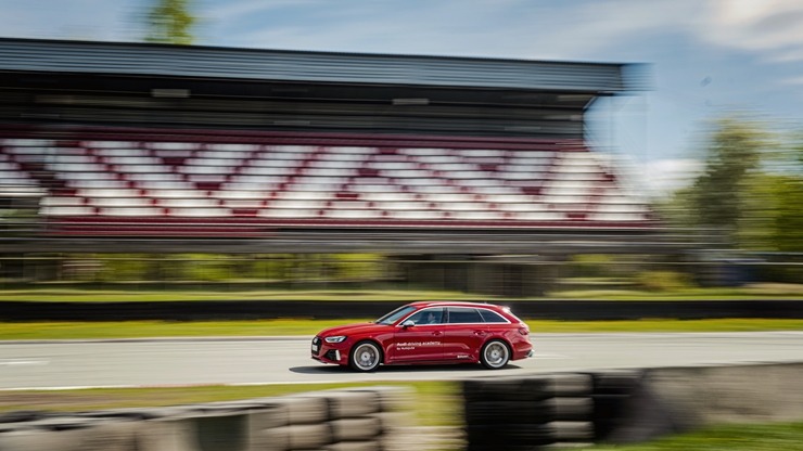 Par godu «Audi RS3» Latvijas pirmizrādei Biķernieku autosacīkšu trasē rūc motori. Foto: Audi Latvija 317211