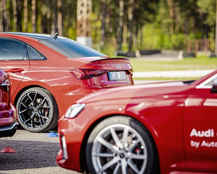 Par godu «Audi RS3» Latvijas pirmizrādei Biķernieku autosacīkšu trasē rūc motori. Foto: Audi Latvija 317212