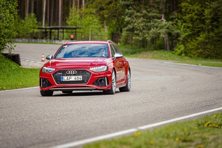 Par godu «Audi RS3» Latvijas pirmizrādei Biķernieku autosacīkšu trasē rūc motori. Foto: Audi Latvija 317213