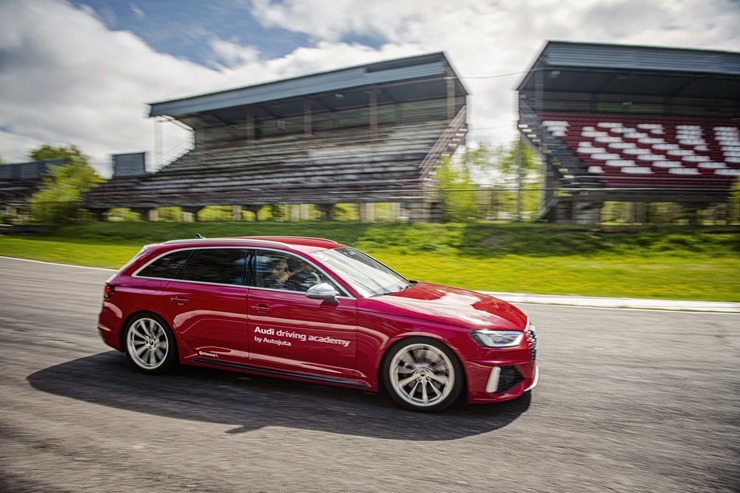 Par godu «Audi RS3» Latvijas pirmizrādei Biķernieku autosacīkšu trasē rūc motori. Foto: Audi Latvija 317199