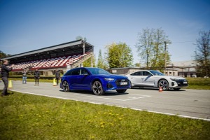 Par godu «Audi RS3» Latvijas pirmizrādei Biķernieku autosacīkšu trasē rūc motori. Foto: Audi Latvija 10