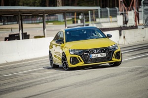 Par godu «Audi RS3» Latvijas pirmizrādei Biķernieku autosacīkšu trasē rūc motori. Foto: Audi Latvija 13