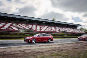 Par godu «Audi RS3» Latvijas pirmizrādei Biķernieku autosacīkšu trasē rūc motori. Foto: Audi Latvija 2