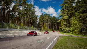 Par godu «Audi RS3» Latvijas pirmizrādei Biķernieku autosacīkšu trasē rūc motori. Foto: Audi Latvija 24