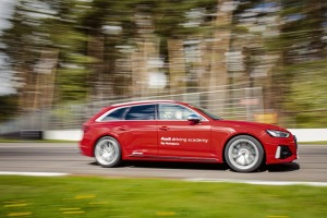 Par godu «Audi RS3» Latvijas pirmizrādei Biķernieku autosacīkšu trasē rūc motori. Foto: Audi Latvija 3
