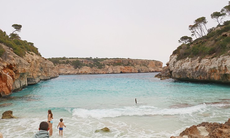 Klinšu ieskautā «Calo des Moro» pludmale salas dienvidos tiek uzskatīta par skaistāko Maļorkā. Sadarbībā ar Latvijas tūrisma firmu Atlantic Travel 317371