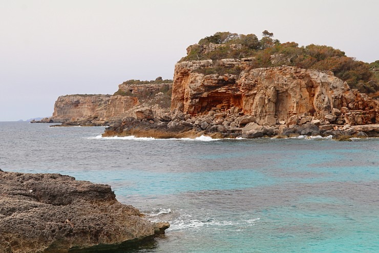 Klinšu ieskautā «Calo des Moro» pludmale salas dienvidos tiek uzskatīta par skaistāko Maļorkā. Sadarbībā ar Latvijas tūrisma firmu Atlantic Travel 317390