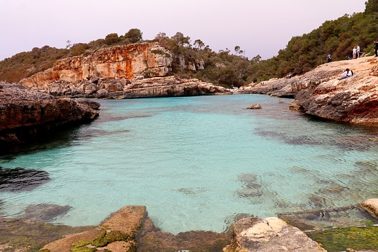 Klinšu ieskautā «Calo des Moro» pludmale salas dienvidos tiek uzskatīta par skaistāko Maļorkā. Sadarbībā ar Latvijas tūrisma firmu Atlantic Travel 317397