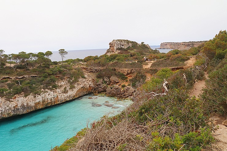 Klinšu ieskautā «Calo des Moro» pludmale salas dienvidos tiek uzskatīta par skaistāko Maļorkā. Sadarbībā ar Latvijas tūrisma firmu Atlantic Travel 317360