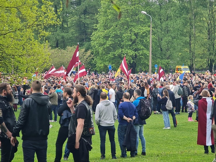 Rīgā Latvijas patrioti iziet masveidīgā gājienā «Par atbrīvošanos no padomju mantojuma» 317408