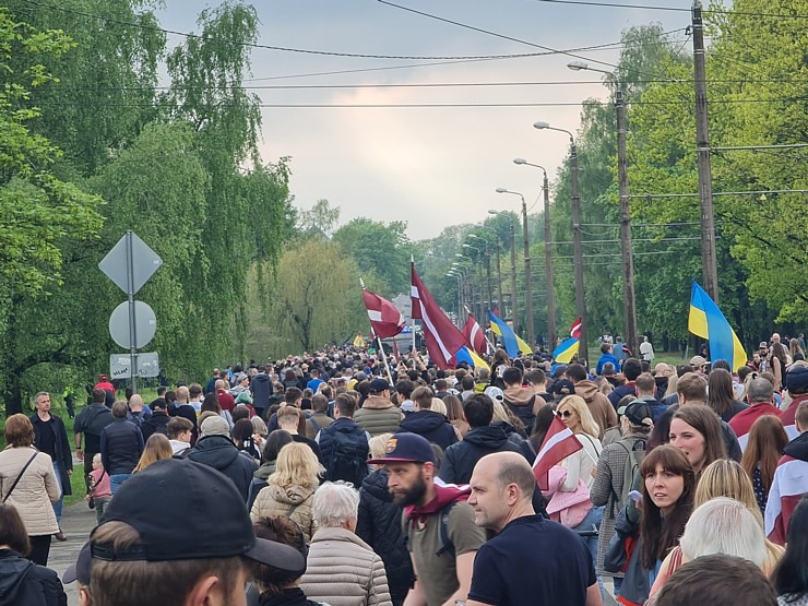 Rīgā Latvijas patrioti iziet masveidīgā gājienā «Par atbrīvošanos no padomju mantojuma» 317401