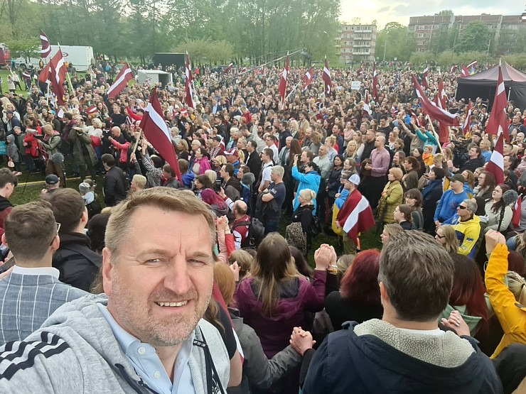 Rīgā Latvijas patrioti iziet masveidīgā gājienā «Par atbrīvošanos no padomju mantojuma» 317402