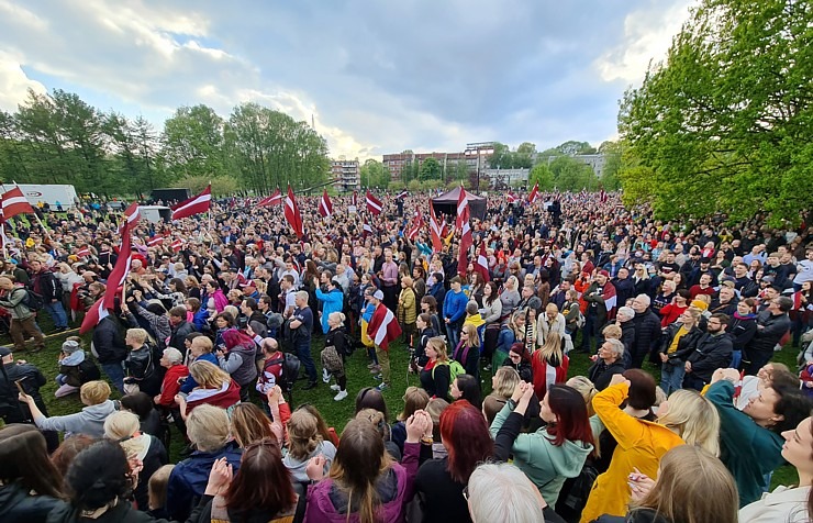 Rīgā Latvijas patrioti iziet masveidīgā gājienā «Par atbrīvošanos no padomju mantojuma» 317403