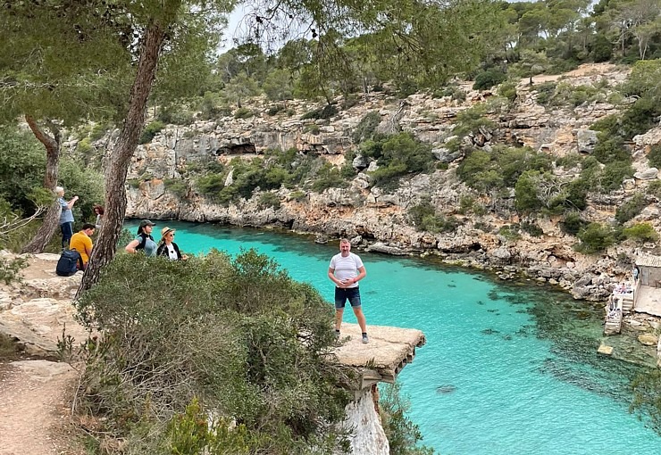 Travelnews.lv apmeklē klinšu ieskautu pludmali «Cala Pi» ar bīstamu skatu laukumu. Sadarbībā ar Latvijas tūrisma firmu Atlantic Travel 317513