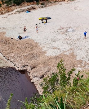 Travelnews.lv apmeklē klinšu ieskautu pludmali «Cala Pi» ar bīstamu skatu laukumu. Sadarbībā ar Latvijas tūrisma firmu Atlantic Travel 28