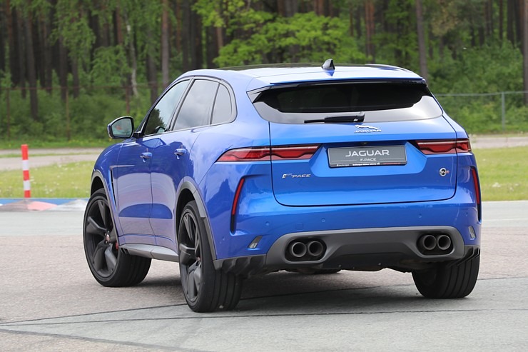 Travelnews.lv ar jaudīgiem vāģiem «Jaguar F-Pace SVR» un «Jaguar F-Type» dodas Biķernieku trasē 317939