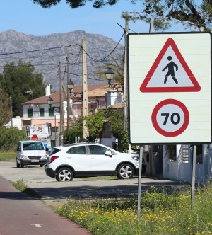 Travelnews.lv iepazīst Maļorkas ceļu satiksmes zīmes no autotūrista skatupunkta. Sadarbībā ar Latvijas tūrisma firmu «Atlantic Travel» 16
