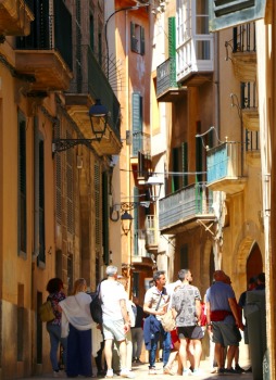 Travelnews.lv iepazīst Maļorkas galvaspilsētas Palmas ielu dzīvi un kultūras objektus. Sadarbībā ar Latvijas tūrisma firmu «Atlantic Travel» 50