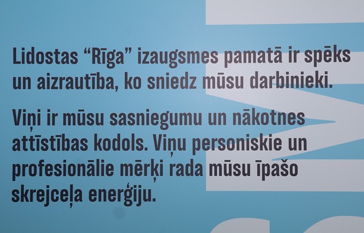 Lidosta «Rīga» starp izlidošanas sektoriem «B» un «C» atklāj korporatīvo sienu «Skrejceļš 2027» 318905