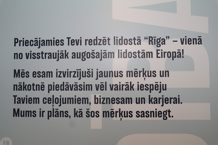 Lidosta «Rīga» starp izlidošanas sektoriem «B» un «C» atklāj korporatīvo sienu «Skrejceļš 2027» 318911