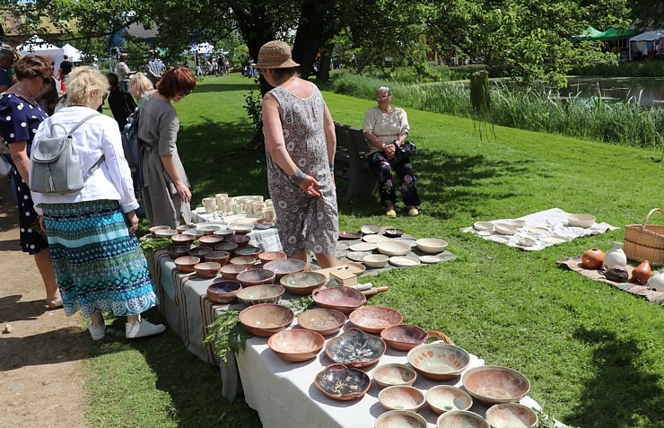 «Lielais latgaļu tirgus 2022» Ludzā pulcē podniekus un keramiķus ar bagātīgu piedāvājumu 318987