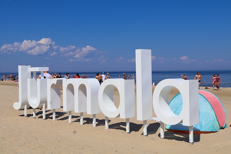 Travelnews.lv novēro, ka saulainās Jūrmalas pludmales sāk pievilināt tūristus un atpūtniekus 319366