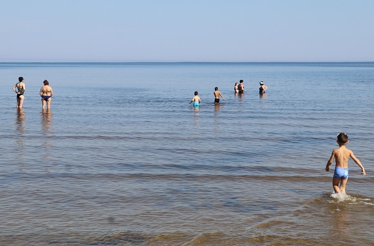 Travelnews.lv novēro, ka saulainās Jūrmalas pludmales sāk pievilināt tūristus un atpūtniekus 319381