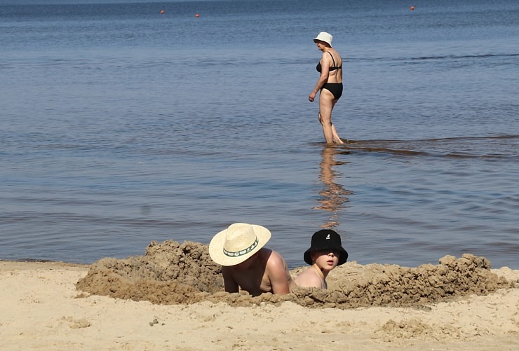 Travelnews.lv novēro, ka saulainās Jūrmalas pludmales sāk pievilināt tūristus un atpūtniekus 319383