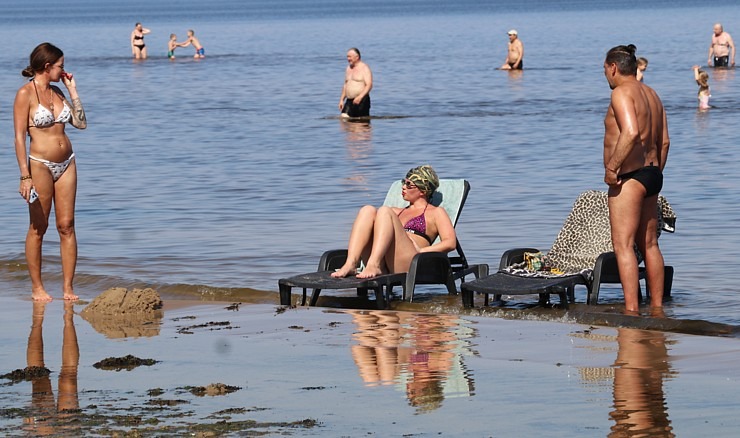 Travelnews.lv novēro, ka saulainās Jūrmalas pludmales sāk pievilināt tūristus un atpūtniekus 319386