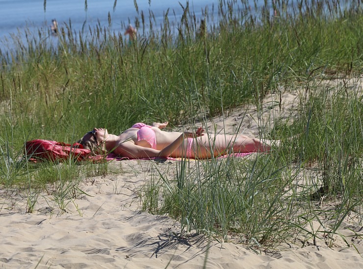 Travelnews.lv novēro, ka saulainās Jūrmalas pludmales sāk pievilināt tūristus un atpūtniekus 319391