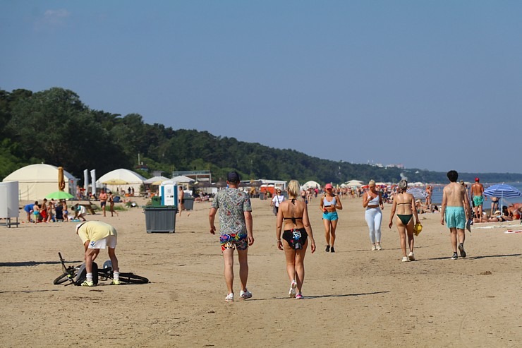 Travelnews.lv novēro, ka saulainās Jūrmalas pludmales sāk pievilināt tūristus un atpūtniekus 319395
