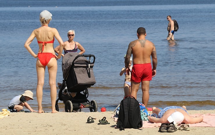Travelnews.lv novēro, ka saulainās Jūrmalas pludmales sāk pievilināt tūristus un atpūtniekus 319397