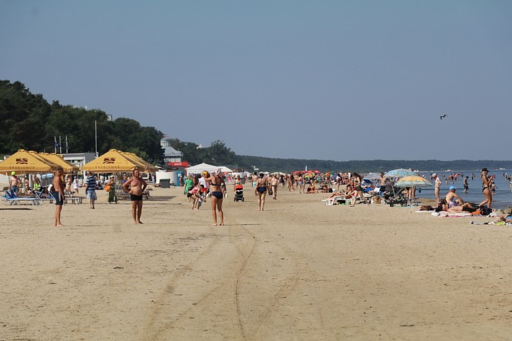 Travelnews.lv novēro, ka saulainās Jūrmalas pludmales sāk pievilināt tūristus un atpūtniekus 319398