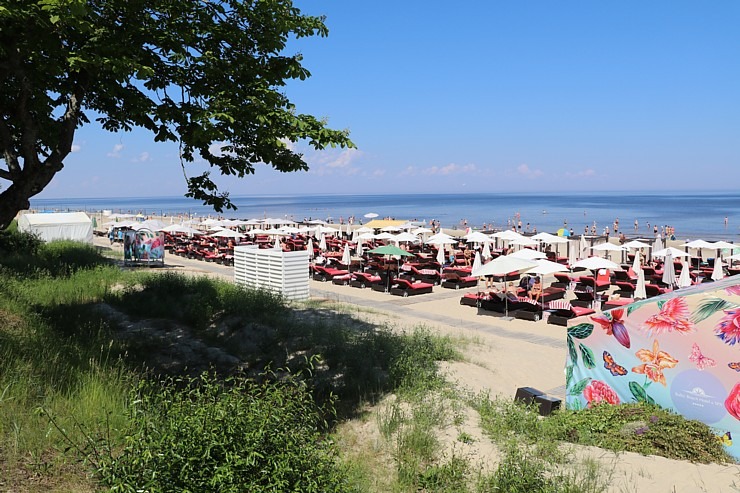 Travelnews.lv novēro, ka saulainās Jūrmalas pludmales sāk pievilināt tūristus un atpūtniekus 319369