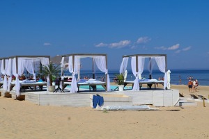 Travelnews.lv novēro, ka saulainās Jūrmalas pludmales sāk pievilināt tūristus un atpūtniekus 11