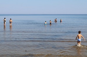 Travelnews.lv novēro, ka saulainās Jūrmalas pludmales sāk pievilināt tūristus un atpūtniekus 16