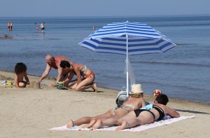 Travelnews.lv novēro, ka saulainās Jūrmalas pludmales sāk pievilināt tūristus un atpūtniekus 17