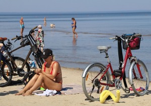 Travelnews.lv novēro, ka saulainās Jūrmalas pludmales sāk pievilināt tūristus un atpūtniekus 23