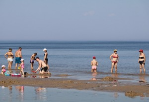 Travelnews.lv novēro, ka saulainās Jūrmalas pludmales sāk pievilināt tūristus un atpūtniekus 29