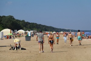 Travelnews.lv novēro, ka saulainās Jūrmalas pludmales sāk pievilināt tūristus un atpūtniekus 30