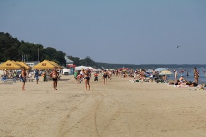 Travelnews.lv novēro, ka saulainās Jūrmalas pludmales sāk pievilināt tūristus un atpūtniekus 33